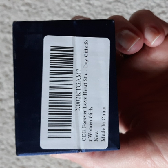 NWT Gold Heart Earrings - Picture 3 of 3